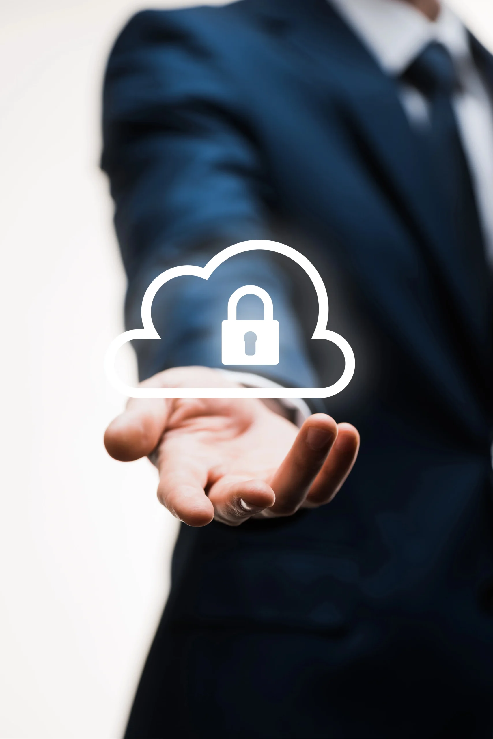 Abogado de Aligale Abogados ofreciendo servicios de protección de datos y privacidad en la nube en Tui.