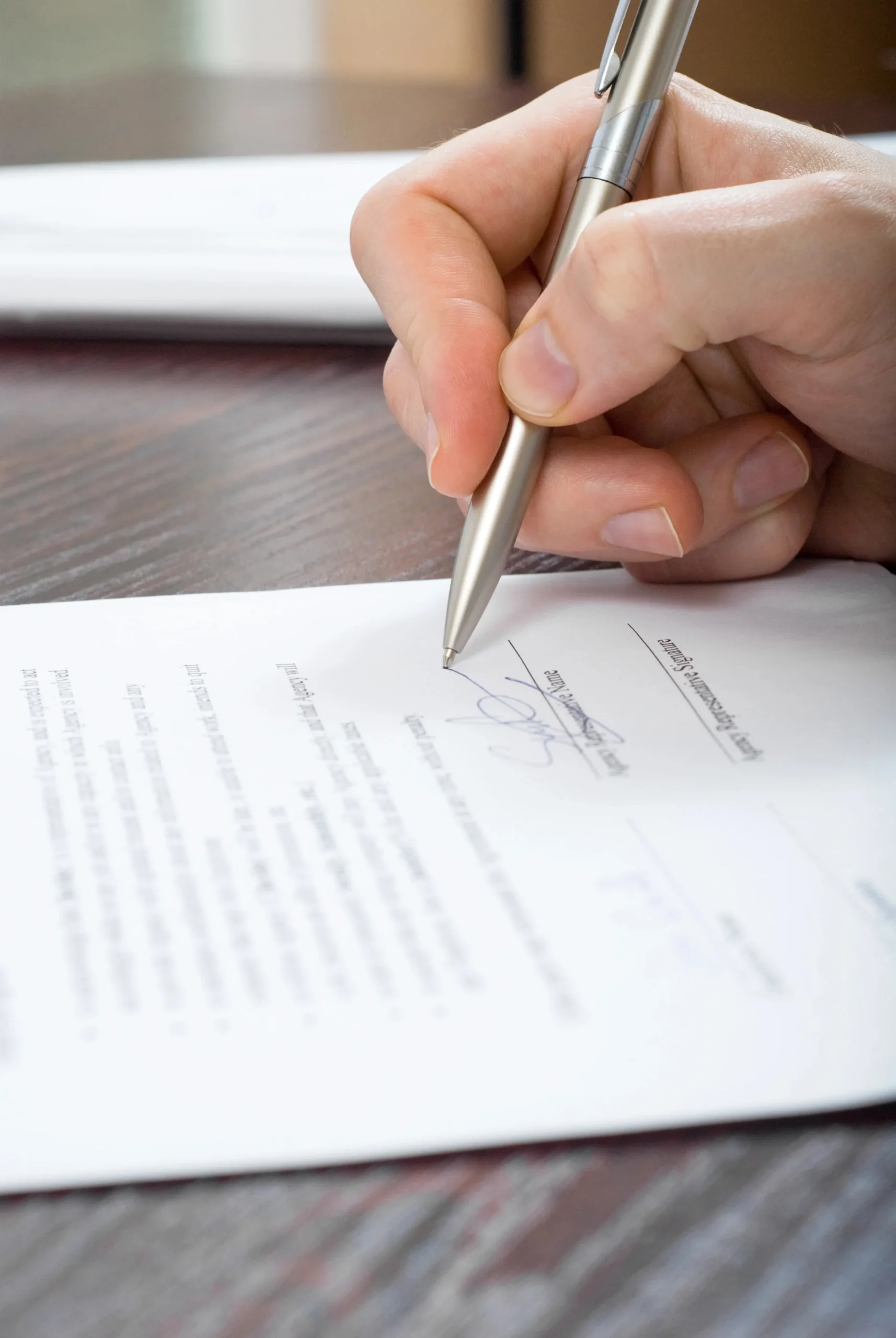 Abogado de Aligale Abogados supervisando la firma de un contrato en Tui.