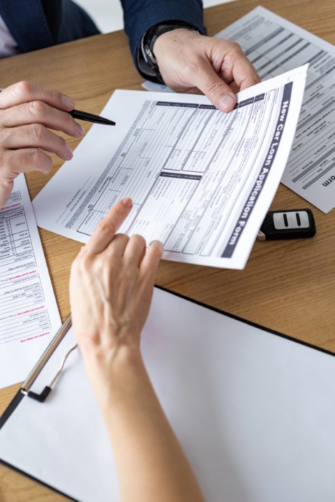 Abogado de Aligale Abogados en Tui revisando una póliza para una reclamación de seguros.